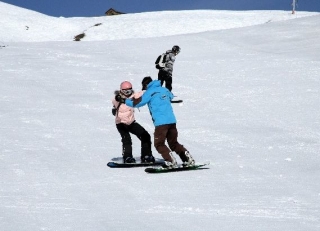  滑雪板教练正在进行中 